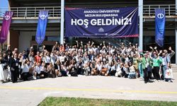 Yarım Asırlık Çatıda Duygusal Buluşma: Anadolu Üniversitesi Mezunları Yıllar Sonra Eskişehir’de Bir Araya Geldi