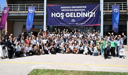 Yarım Asırlık Çatıda Duygusal Buluşma: Anadolu Üniversitesi Mezunları Yıllar Sonra Eskişehir’de Bir Araya Geldi